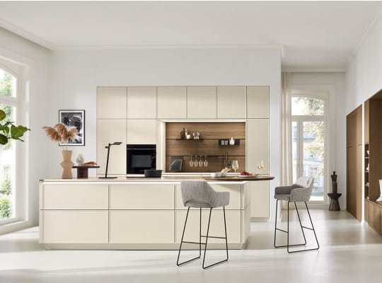 Cuisine Atlanta 54099 noire sans poignées avec îlot en bois arrondi