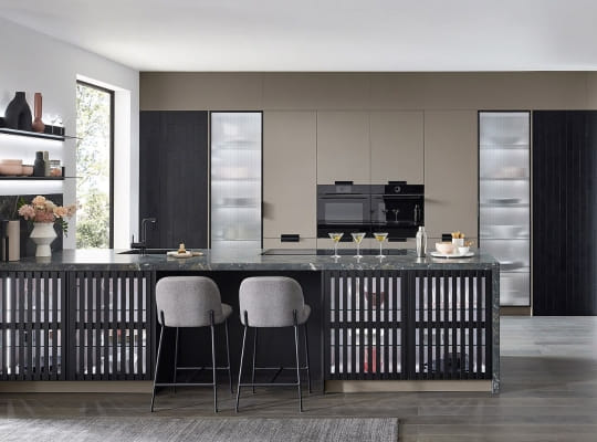 Cuisine PUR 2681 fango mat, bar discret et vitrines éclairées.