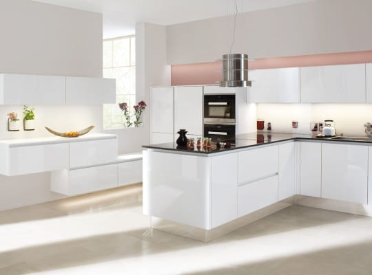Cuisine SMART 4031 blanc neige mat avec surfaces verre lisse