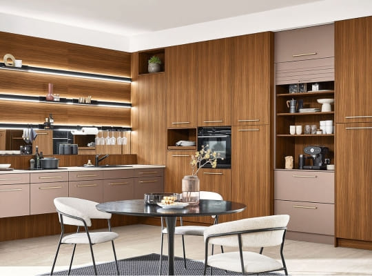 Cuisine SMART‑M 4691 bronze et noyer, armoires profondes avec FREEBOARDS éclairés
