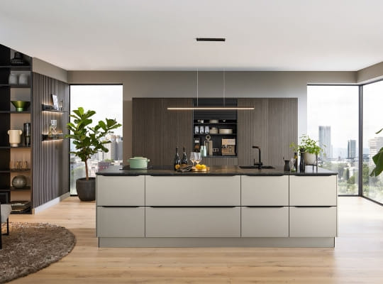 Cuisine Talea 8070 avec façade en chêne foncé et étagères lumineuses