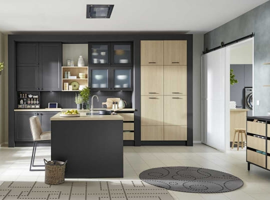 Cuisine York‑B 5595 gris charbon mat avec chêne clair et vitrine