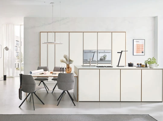 Cuisine Multiplex 6580 blanche stratifiée avec îlot et boiseries rondes