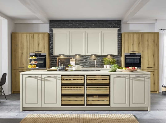 Cuisine Sofie‑B 4769 blanc crème avec bois clair et vitrine élégante