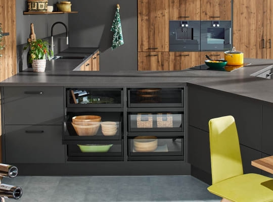 Cuisine Montana 7750 placage mélèze avec îlot noir et étagères