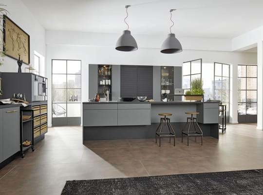 Cuisine Resopal PRO 31016 grise mate avec îlot minimaliste et poignées chêne