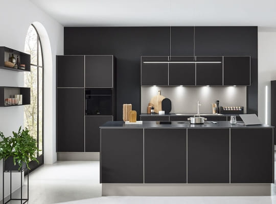 Cuisine Alu-Tec 7900 noire mate avec aluminium et tiroirs en chêne