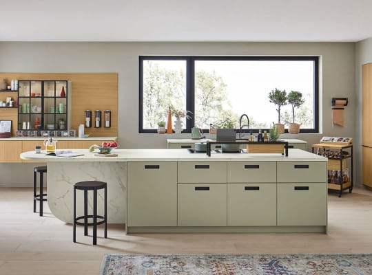 Cuisine Primewood 3526 jade pastel avec chêne naturel et vitrine vitrée