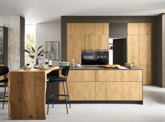 Cuisine Intarsia 8200 placage chêne herringbone et éléments bruns‑poudre