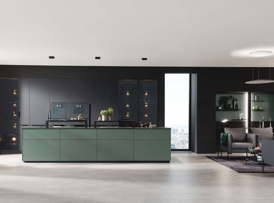 Cuisine Resopal PRO 31006 noir supermat avec îlot généreux et colonne alu