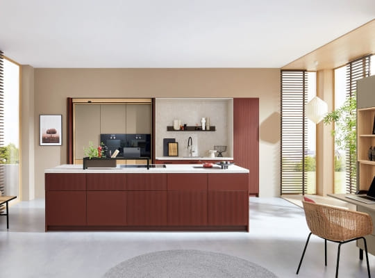 Cuisine Talea 8149 rouge Night Red, décor chêne Piémont, portes coulissantes élégantes