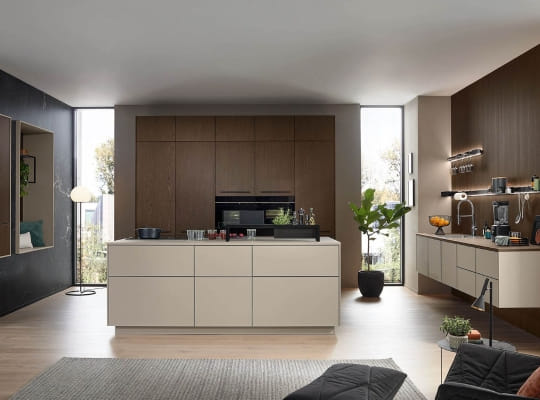Cuisine Alu‑Tec 7910 avec façades aluminium et décor bois Dark Maron