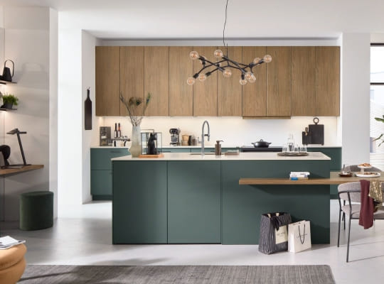Cuisine Resopal PRO 32001 Moonlight Green avec colonnes hautes et surfaces bois