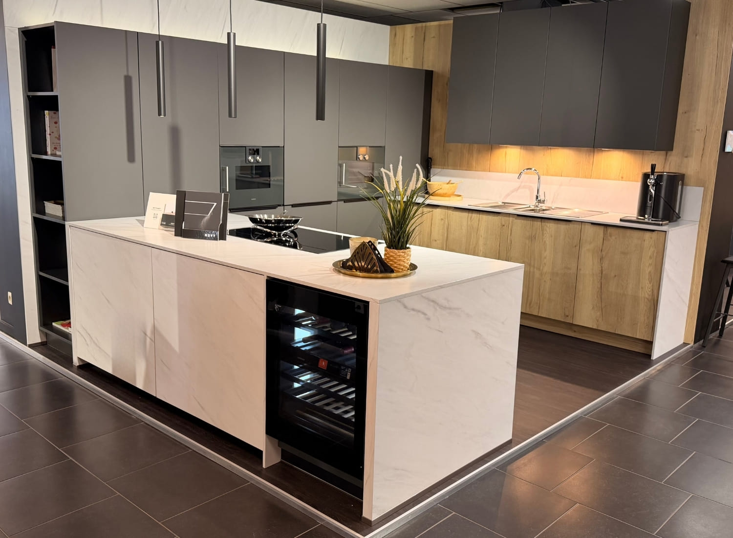 Cuisine équipée moderne avec armoire à vin