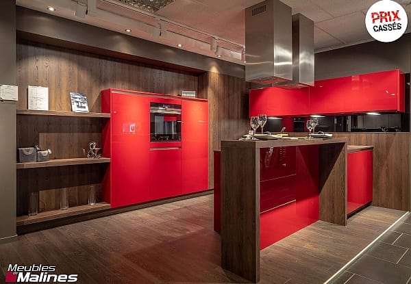Cuisine équipée rouge