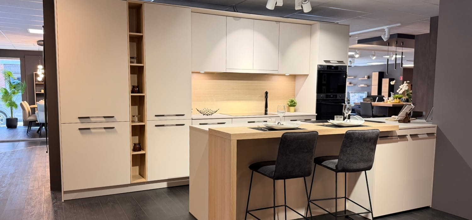 Cuisine équipée contemporaine aux tons clairs