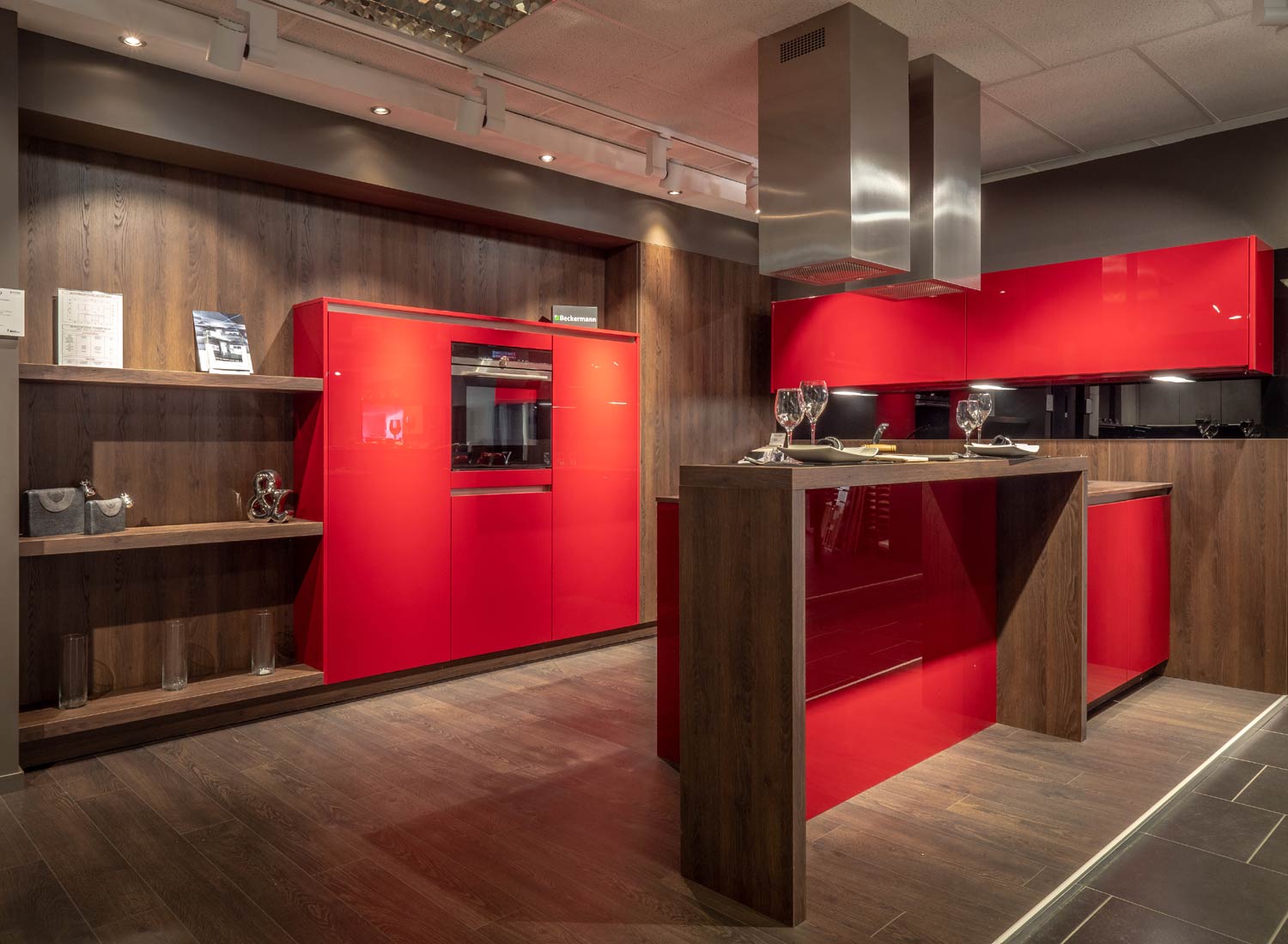 Ensemble de meubles avec façades de portes en rouge laqué et bois de noyer