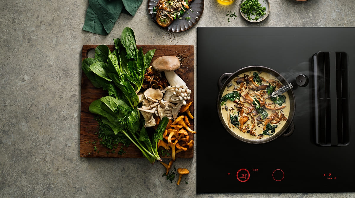 Une cuisine moderne avec des appareils électroménagers intégrés