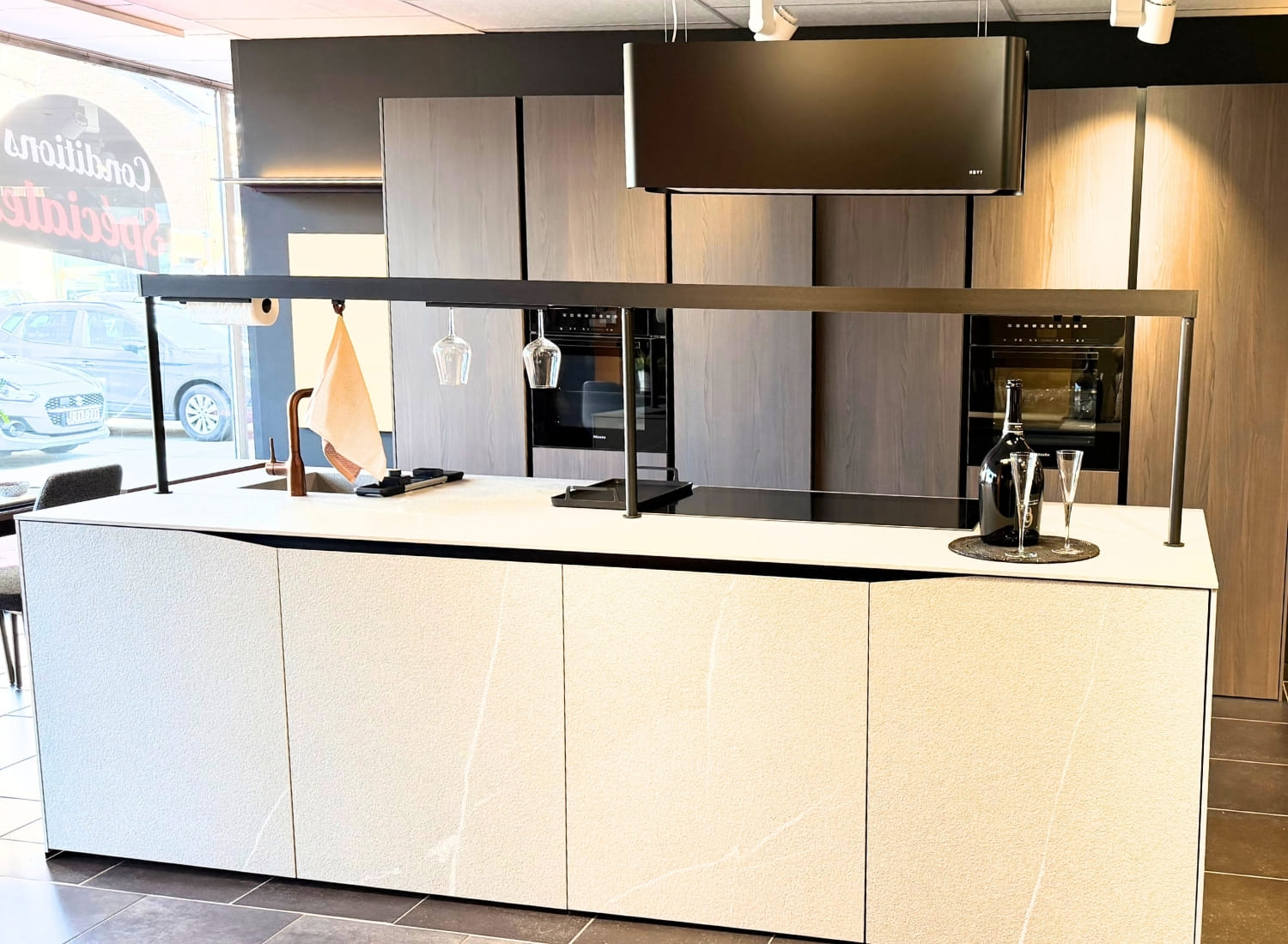 Cuisine équipée moderne avec îlot central