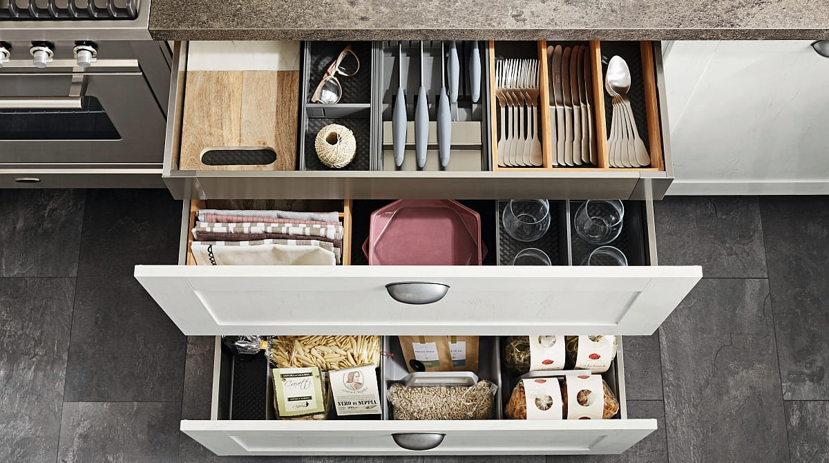 Une cuisine moderne avec des rangements astucieux