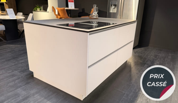 Liquidation cuisine Snaidero avec façades blanches laquées et îlot