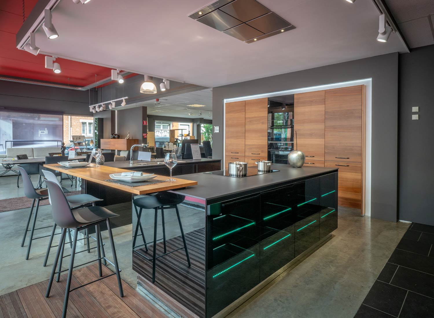 Cuisine avec îlot central en verre, table et portes en bois